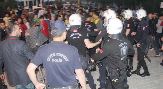 Maç sonrası ortalık savaş alanına döndü Maç sonrası ortalık savaş alanına döndü