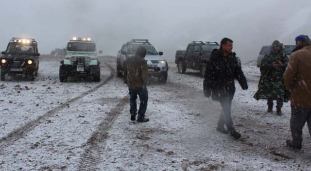 Mayısta kar yağdı, araçlar mahsur kaldı Mayısta kar yağdı, araçlar mahsur kaldı