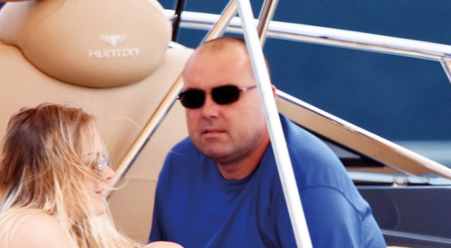 Milyarder ama cebinde akrep var! Milyarder ama cebinde akrep var!
