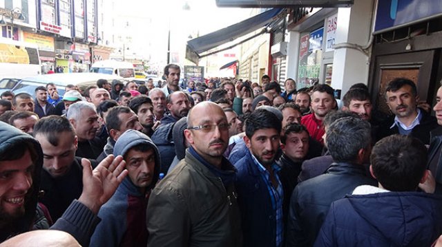 Rize&#039;de İŞKUR önünde mevsimlik iş başvurusu izdihamı