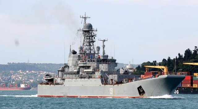Rus savaş gemisi İstanbul Boğazı'ndan geçti Rus savaş gemisi İstanbul Boğazı'ndan geçti