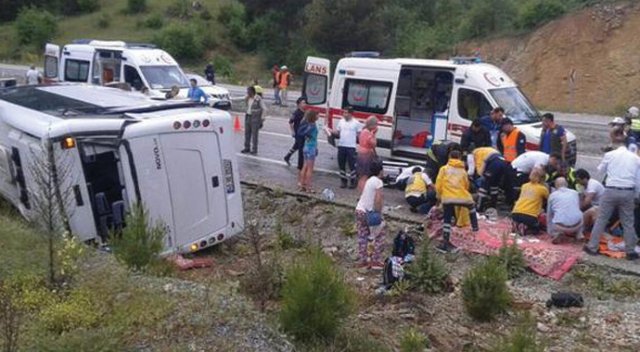 Rus turistleri taşıyan minibüs devrildi, yaralılar var Rus turistleri taşıyan minibüs devrildi, yaralılar var