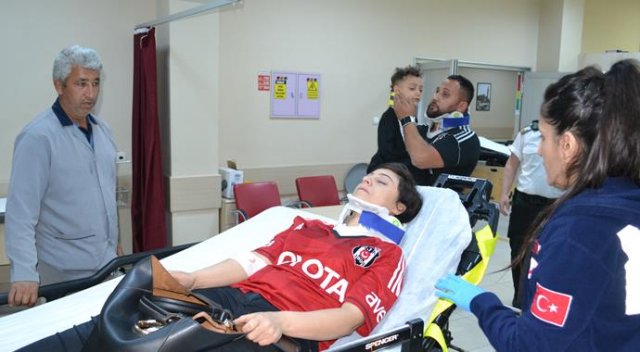 Şampiyonluk kutlarken kaza yaptılar: 6 yaralı Şampiyonluk kutlarken kaza yaptılar: 6 yaralı