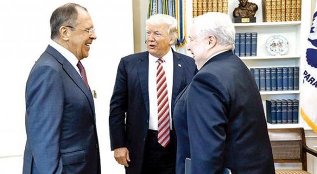 Trump Lavrov görüşmesinde tepki çeken fotoğraf Trump Lavrov görüşmesinde tepki çeken fotoğraf