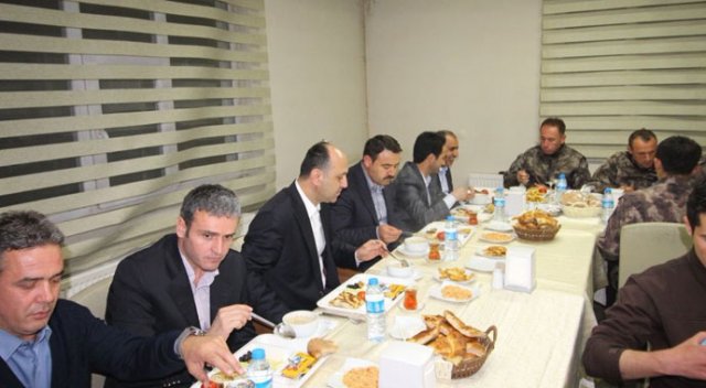 Vali Işın özel harekat polisleriyle sahur yaptı