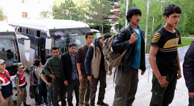 Yolcu otobüsünden 114 Afgan kaçak çıktı