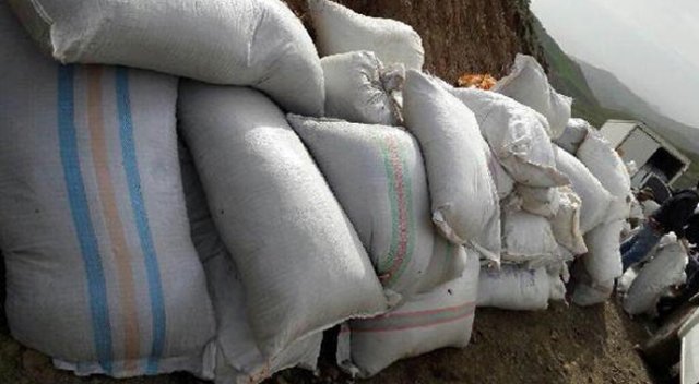 Yüksekova'da 35 ton kaçak çay ele geçirildi Yüksekova'da 35 ton kaçak çay ele geçirildi