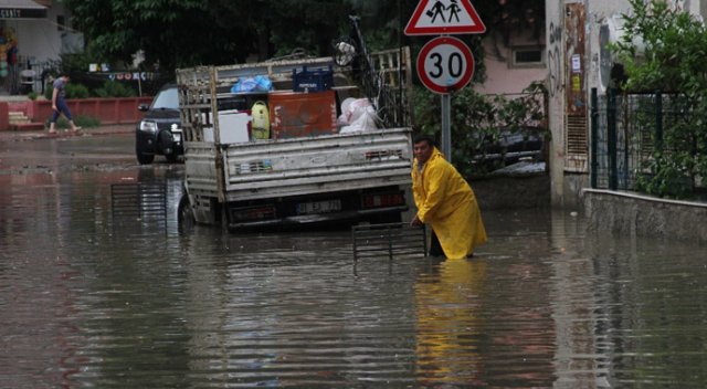 Adana&#039;da yollar göle döndü