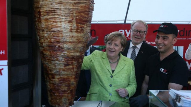 Almanya Başbakanı Merkel döner kesti Almanya Başbakanı Merkel döner kesti
