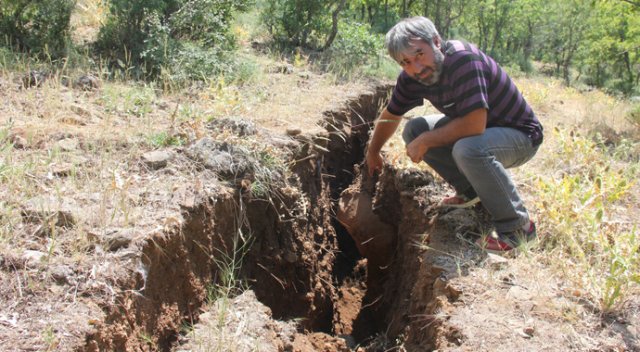 Bingöl'de insan boyundaki dev yarıklar korkutuyor Bingöl'de insan boyundaki dev yarıklar korkutuyor
