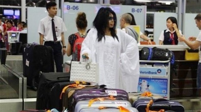 Bülent Ersoy 40 bavulla gitti, 61 bavulla döndü Bülent Ersoy 40 bavulla gitti, 61 bavulla döndü