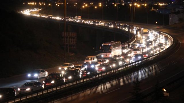 Büyük şehirlere dönüş başladı! Bayram trafiği yoğunlaştı Büyük şehirlere dönüş başladı! Bayram trafiği yoğunlaştı