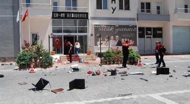 Evdeki eşyaları 14. kattan atan üniversiteli Evdeki eşyaları 14. kattan atan üniversiteli