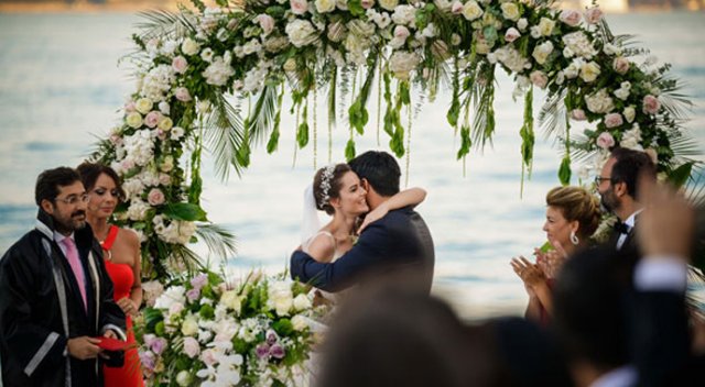 Fahriye Evcen ve Burak Özçivit evlendi Fahriye Evcen ve Burak Özçivit evlendi