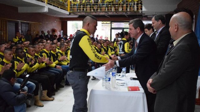FARC militanlarına silah bırakma sertifikası verildi
