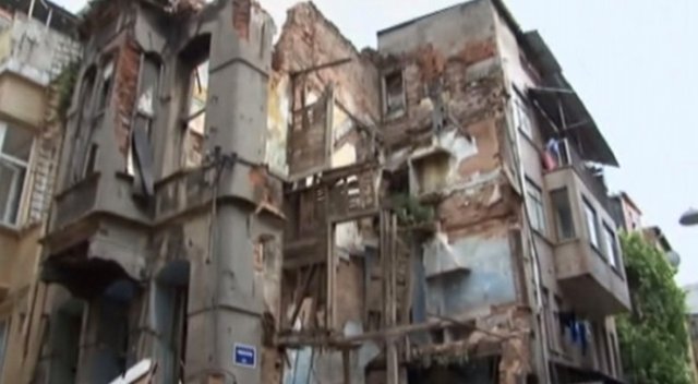 Kumkapı'da bina çöktü: Bir çocuk enkaz altında Kumkapı'da bina çöktü: Bir çocuk enkaz altında