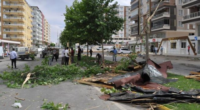 Gaziantep'te şiddetli fırtına çatıları uçurdu Gaziantep'te şiddetli fırtına çatıları uçurdu