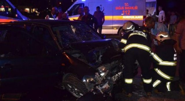 Halk otobüsü ile otomobil çarpıştı: 7 yaralı Halk otobüsü ile otomobil çarpıştı: 7 yaralı