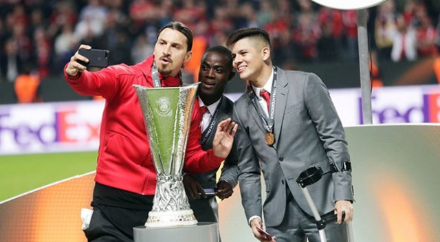 Ibrahimovic ManU'dan ayrılıyor! Ibrahimovic ManU'dan ayrılıyor!