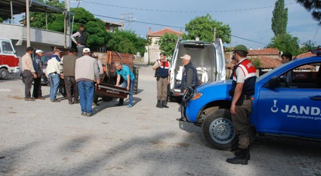 Kestiği ağacın altında kalan çiftçi öldü Kestiği ağacın altında kalan çiftçi öldü