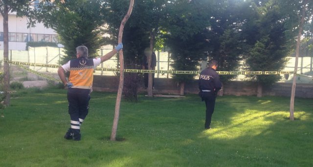 Konya'da bir Suriyeli kendini ağaca astı Konya'da bir Suriyeli kendini ağaca astı