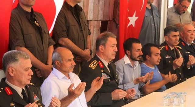 Orgeneral Akar, şehit evine taziye ziyaretine gitti Orgeneral Akar, şehit evine taziye ziyaretine gitti
