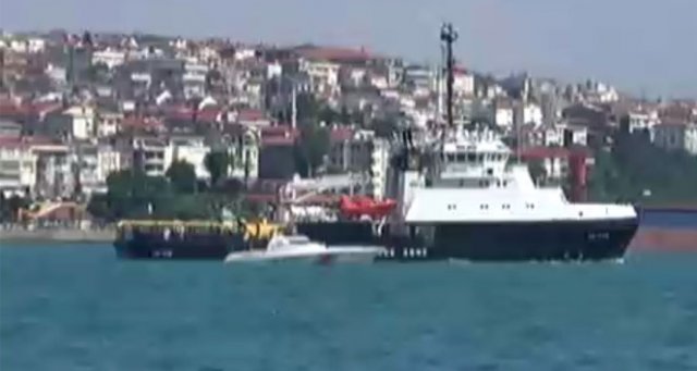 Rus kurtarma gemisi İstanbul Boğazı’ndan geçti