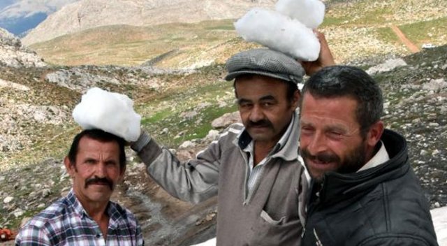 Sıcaktan bunalan Torosların karıyla serinliyor