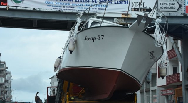 Sinop'ta tekne üst geçide sıkıştı Sinop'ta tekne üst geçide sıkıştı