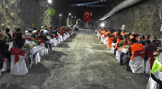 Sivas Belediyesi tünelde iftar verdi Sivas Belediyesi tünelde iftar verdi