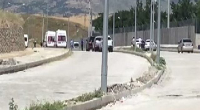 Son dakika! Jandarma Karakoluna bombalı araçla saldırı Son dakika! Jandarma Karakoluna bombalı araçla saldırı