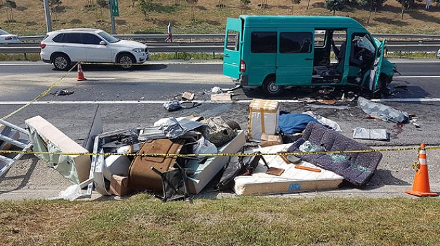 TEM&#039;de minibüs TIR&#039;a arkadan çarptı: 2 ölü