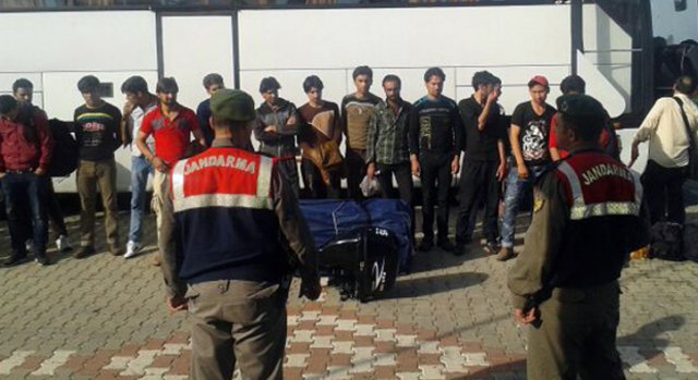 Tokat'ta 88 kaçak göçmen yakalandı Tokat'ta 88 kaçak göçmen yakalandı