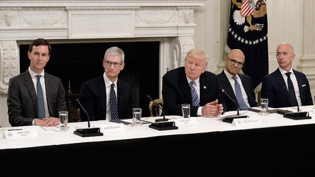 Trump teknoloji CEO'larıyla bir araya geldi Trump teknoloji CEO'larıyla bir araya geldi