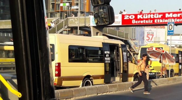 Yenibosna'da caddede palayla dolaşan adam gözaltına alındı Yenibosna'da caddede palayla dolaşan adam gözaltına alındı