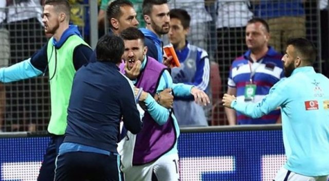 Yunanistan-Bosna maçında futbolcunun dişi kırıldı Yunanistan-Bosna maçında futbolcunun dişi kırıldı