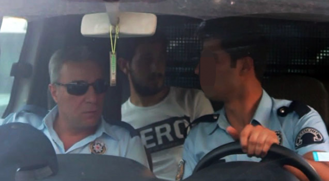 ‘Hero’ yazılı tişört emniyeti alarma geçirdi ‘Hero’ yazılı tişört emniyeti alarma geçirdi
