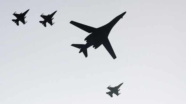 ABD bombardıman uçakları eğitim misyonu için Kore Yarımadası'nda ABD bombardıman uçakları eğitim misyonu için Kore Yarımadası'nda