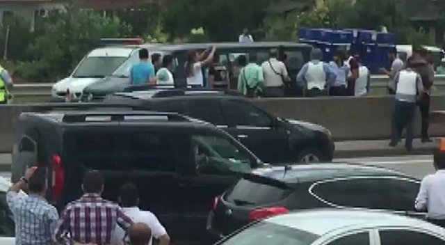 Adalet Yürüyüşüne saldırı girişiminde 3 kişi gözaltına alındı Adalet Yürüyüşüne saldırı girişiminde 3 kişi gözaltına alındı