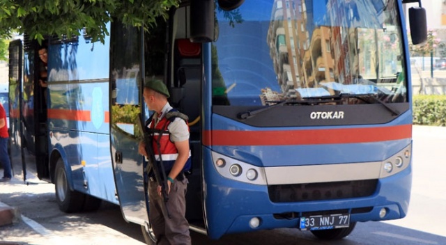 Adana’da cezaevi aracı kaza yaptı Adana’da cezaevi aracı kaza yaptı