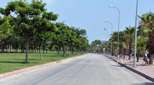 Adana'da sokaklar boş kaldı Adana'da sokaklar boş kaldı