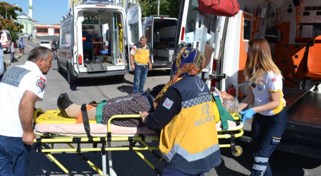 Aksaray&#039;da otomobille traktör çarpıştı: 5 yaralı