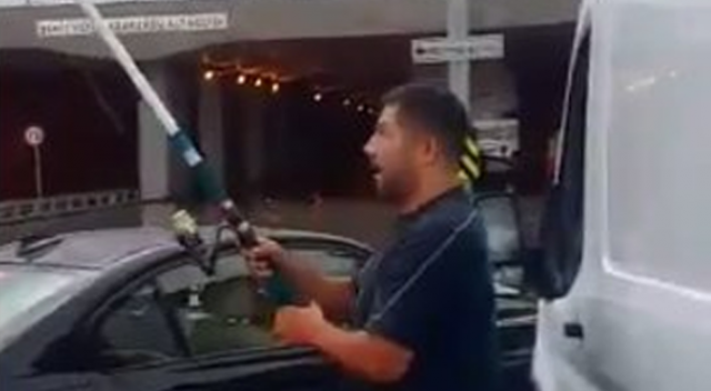 Alt geçitte balık tutmaya çalışan İstanbullu