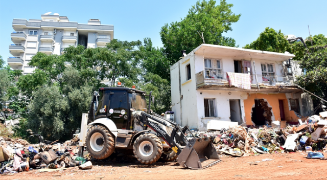 Antalya'da bir evden 40 kamyon çöp çıktı Antalya'da bir evden 40 kamyon çöp çıktı