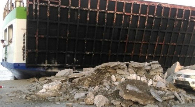 Balıkesir'de arabalı vapur iskeleye çarptı Balıkesir'de arabalı vapur iskeleye çarptı