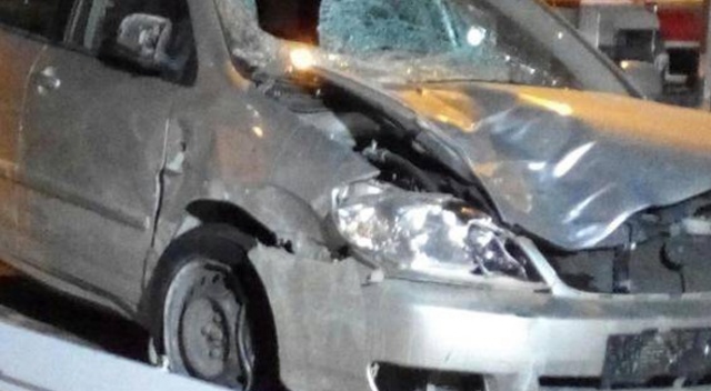 Asfalt çalışması yapan işçilere otomobil çarptı Asfalt çalışması yapan işçilere otomobil çarptı