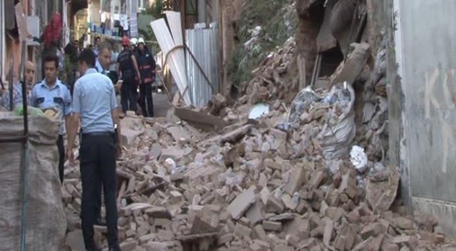 Beyoğlu'nda 2 katlı bina çöktü Beyoğlu'nda 2 katlı bina çöktü