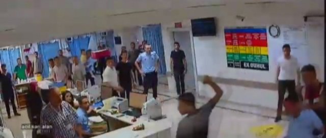 Bıçaklarla hastaneyi bastılar Bıçaklarla hastaneyi bastılar