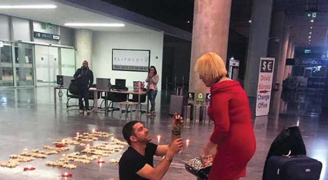 Boynunu kestiği kadına, havalimanında sürpriz evlenme teklifi yapmıştı