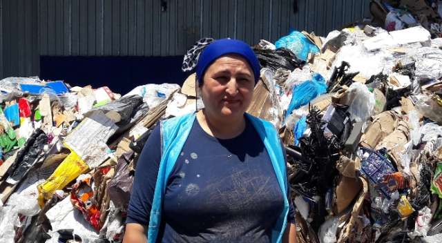 Çöplerin arasında bulduğu 12 bin doları sahibine teslim etti